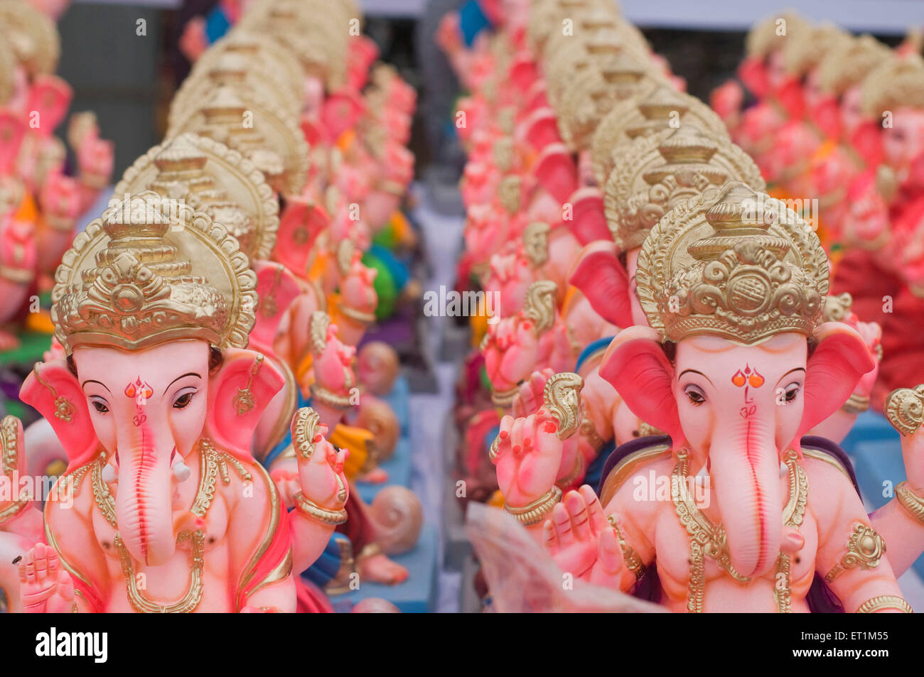 Diversi piccoli idoli del signore Ganesha line up per vendita Pune Maharashtra India Asia Foto Stock
