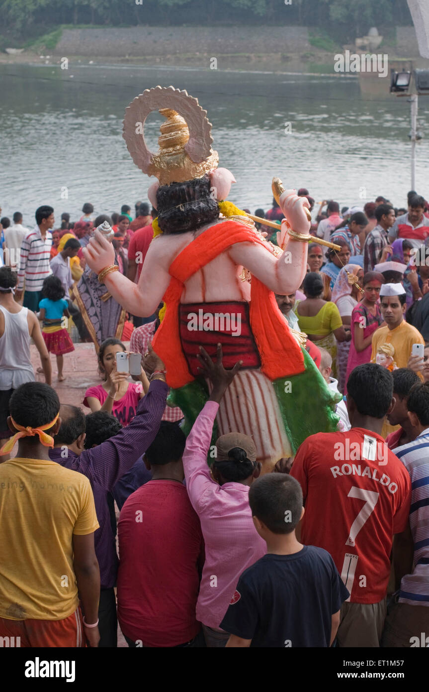 Grande idolo pesanti del Signore Ganesh essere sollevato e portato per l'immersione di Pune India Maharashtra Foto Stock