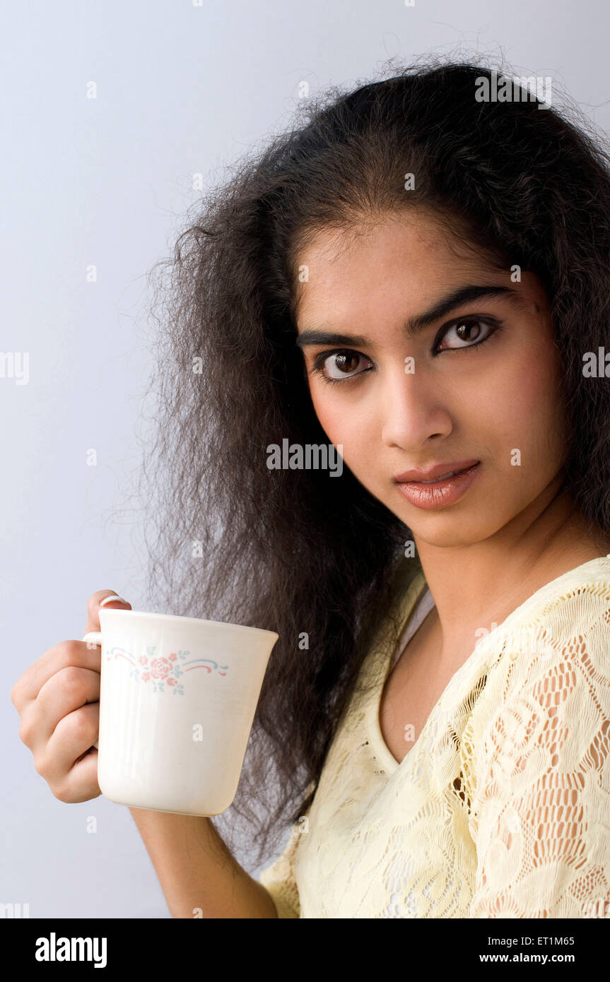 Ritratto di Gujarati ragazza adolescente holding mug Pune Maharashtra India Asia MR 191 Foto Stock