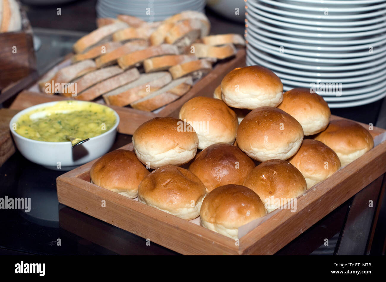 Bun e fette di pane piatti con chutney prevista su di una tavola di Pune India Maharashtra Asia Foto Stock