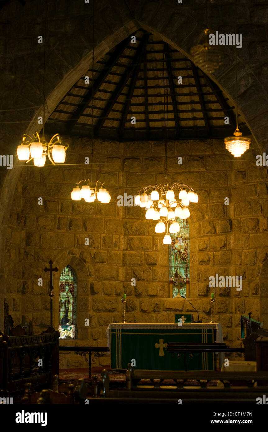 Un interno della CSI la chiesa di Cristo con splendidi lampadari e croce Munnar Kerala India Asia Foto Stock