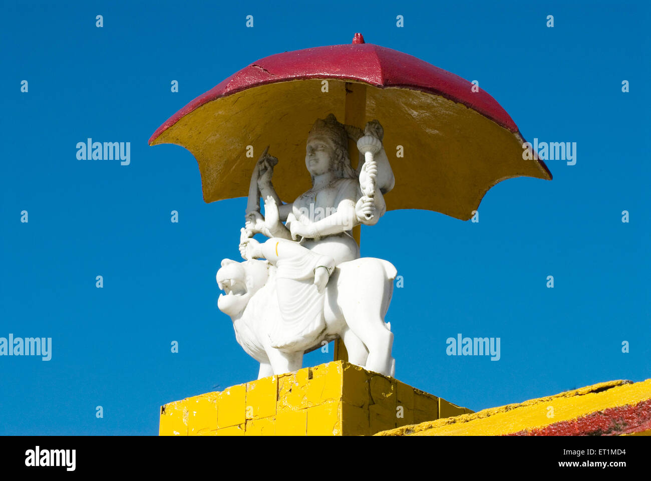 Statua o idolo di devi seduto su lion in pietra di marmo a surkanda devi temple gate ; Uttaranchal ; India Foto Stock