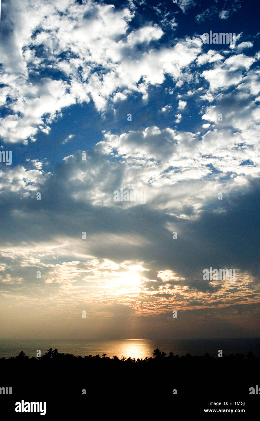 Tramonto sul mare Arabico e bellissimo cielo con nuvole a Anjarle beach ; district Dapoli ; Maharashtra ; India Foto Stock