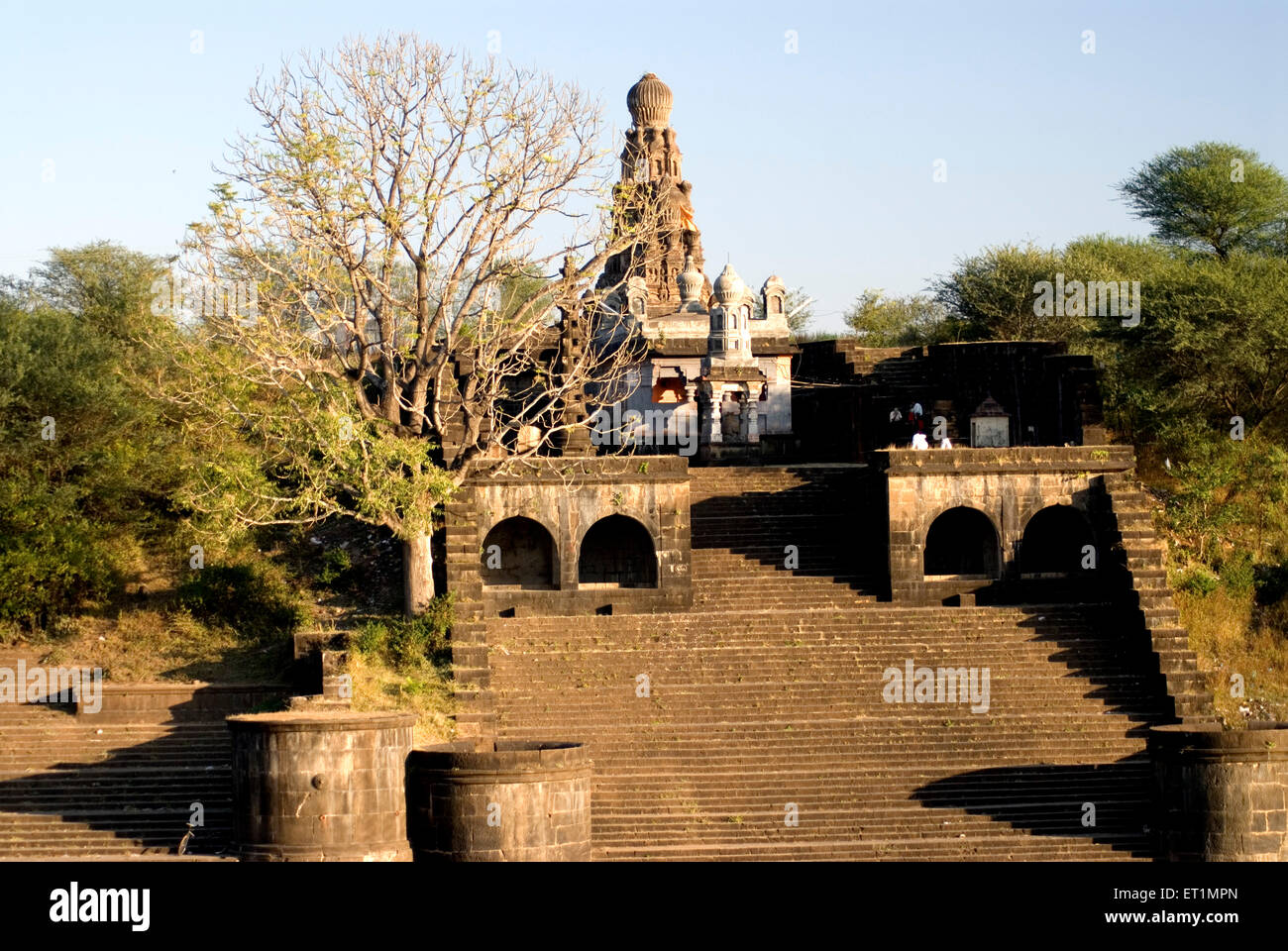 Vecchio Shiva Shankar tempio e ghat vicino al fiume Krishna a Mahuli ; Sangamehvar vicino Satara città ; Maharashtra ; India Foto Stock