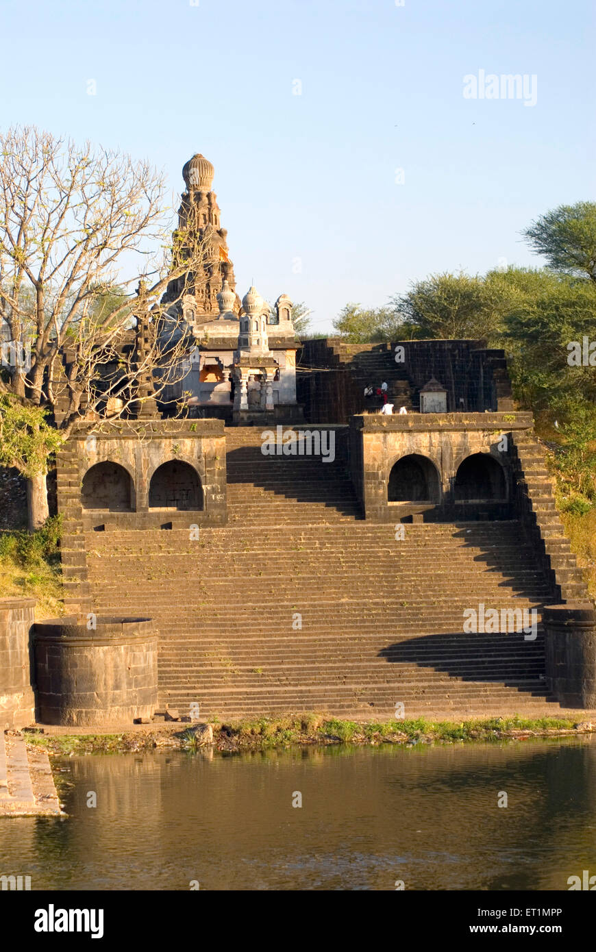 Vecchio Shiva Shankar tempio e ghat vicino al fiume Krishna a Mahuli ; Sangamehvar vicino Satara città ; Maharashtra ; India Foto Stock