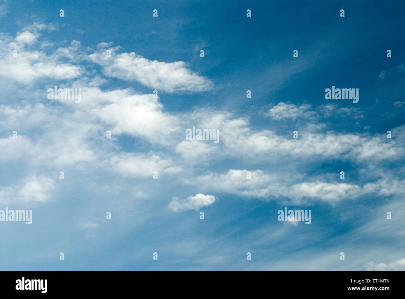 cielo blu nuvola bianca nuvole bianche Foto Stock