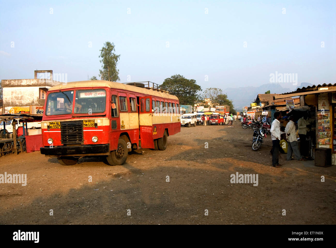MSRTC, Bus stand di Maharashtra strada statale di trasporto a Tokavde ; Taluka Murbad ; Thane ; Maharashtra ; India Foto Stock
