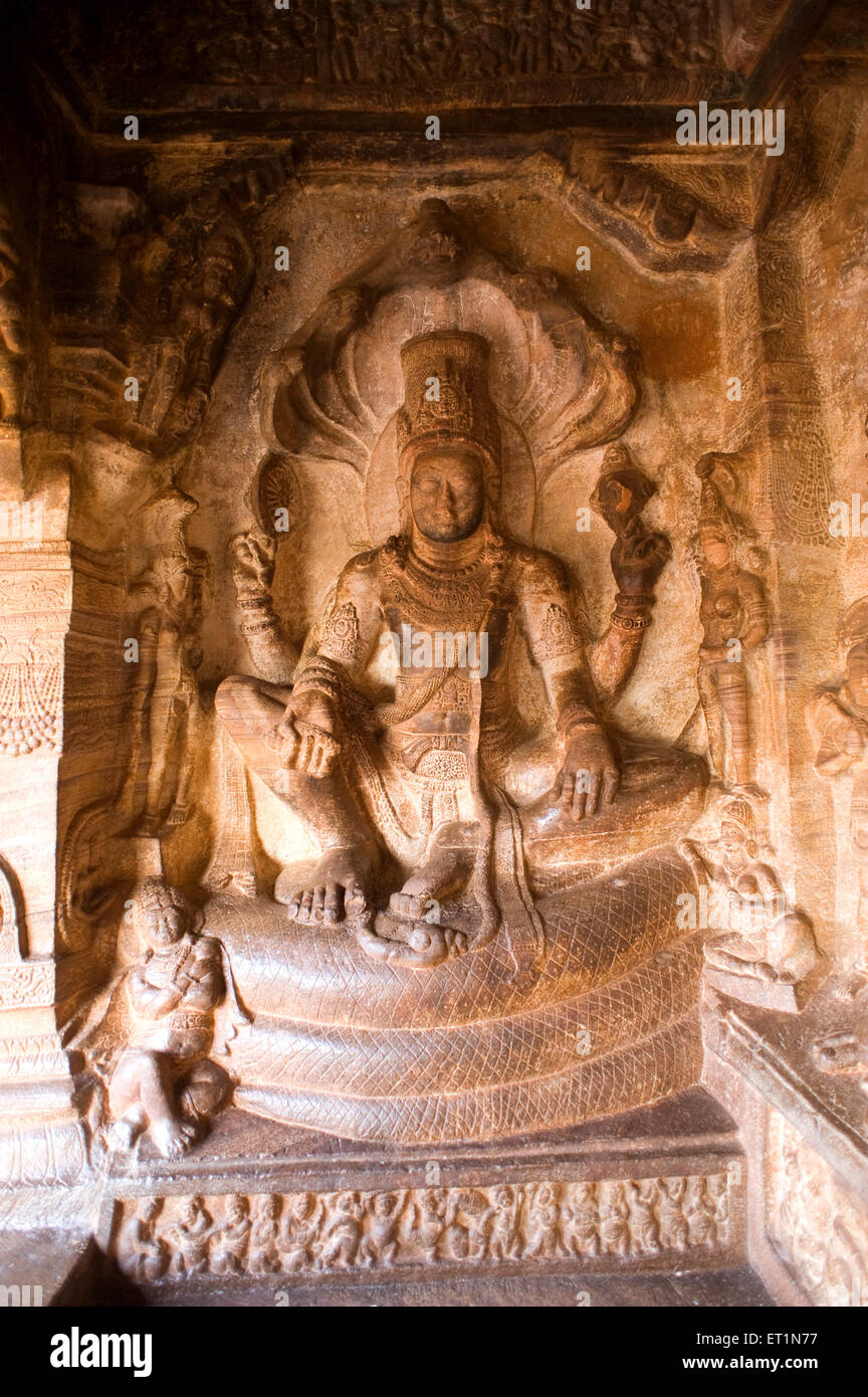 Vishnu seduto sul serpente attorcigliato ; Badami ; Bagalkot ; Karnataka ; India Foto Stock