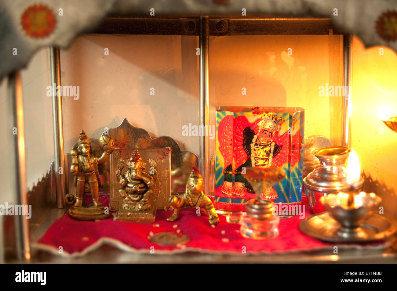 Hanuman Ganesh Krishna idoli nella stanza di preghiera Bombay Mumbai Maharashtra India Foto Stock