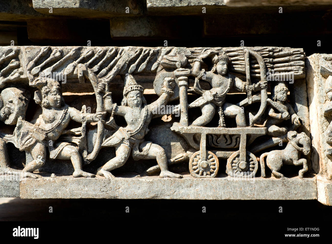 Scena di guerra scolpito sul muro del tempio hoysaleswara ; Halebid Halebidu ; Hassan ; Karnataka ; India Foto Stock