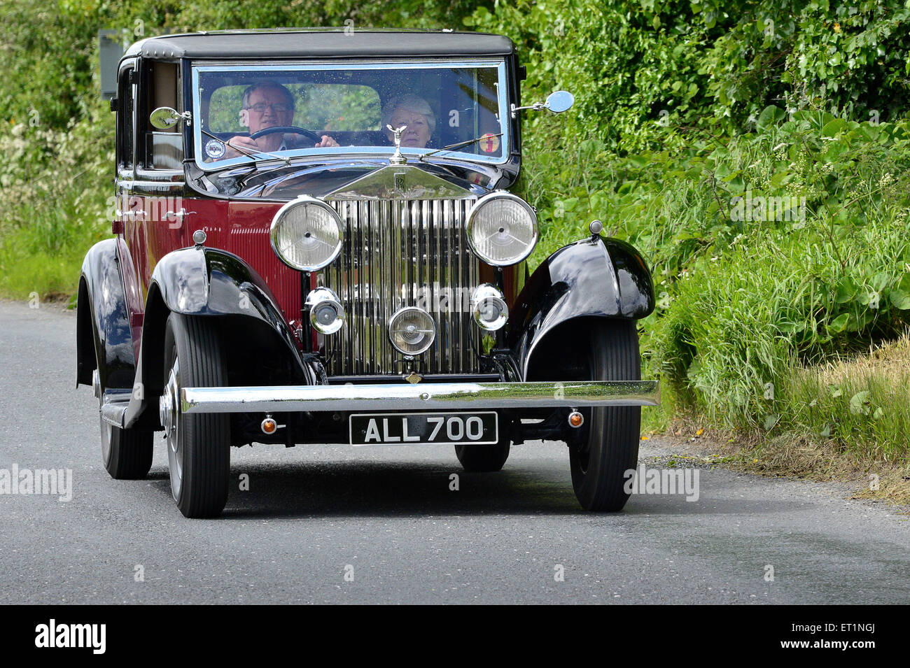 1930 Rolls-Royce 20/25 Saloon vintage auto sulla strada di campagna, Burnfoot, County Donegal, Irlanda Foto Stock