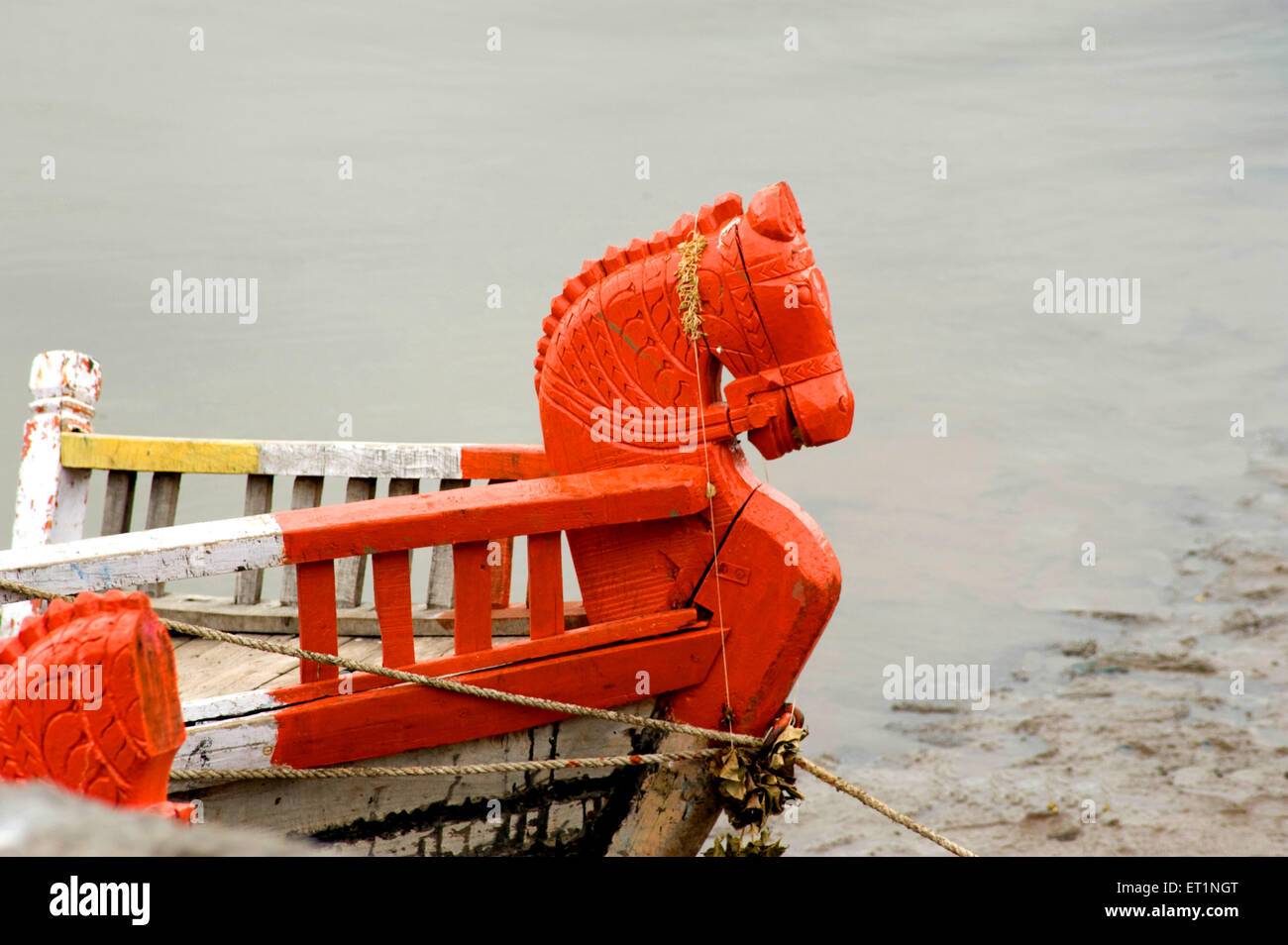 Barca dipinta sulla riva del fiume chandrabhaga a ; Pandharpur ; district Solapur ; Maharashtra ; India Foto Stock