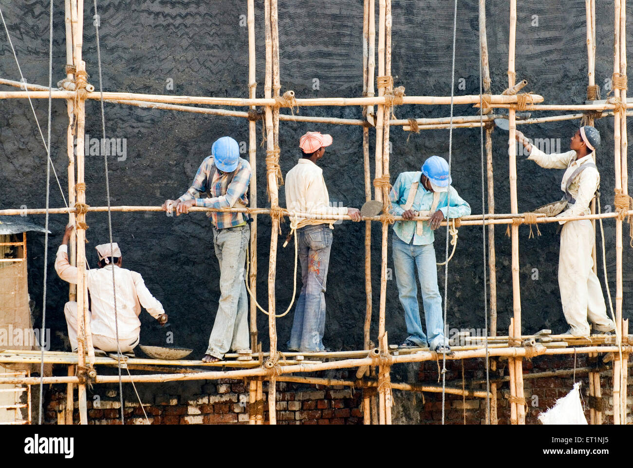 Lavoratori edili bambù ponteggio Bombay Mumbai Maharashtra India Asia Foto Stock