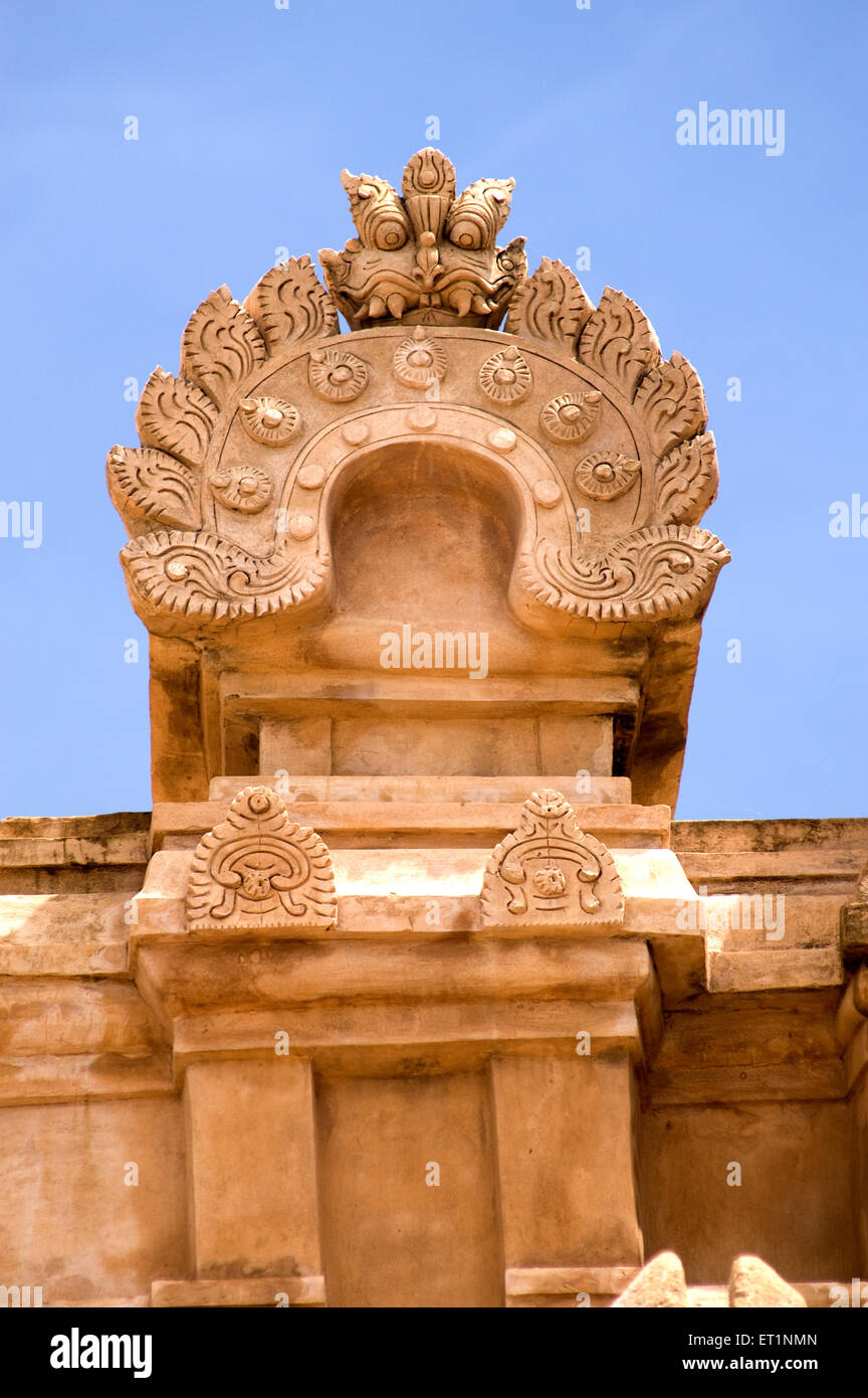 Kirtimukh sul gopuram di airavatheeswara tempio a Darasuram Dharasuram in Tamil Nadu ; India Foto Stock
