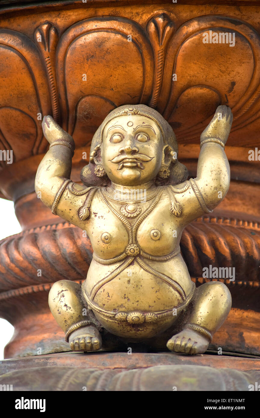 Statua asta della bandiera di metallo nel tempio di Tanjore Thanjavur di Tamil Nadu India Foto Stock