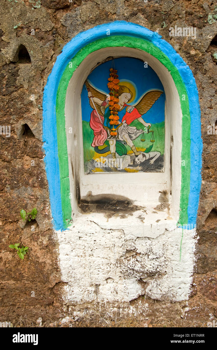 Arte cristiana fata angelo parete pittura in alcova, Old Goa, Goa, India, Asia Foto Stock