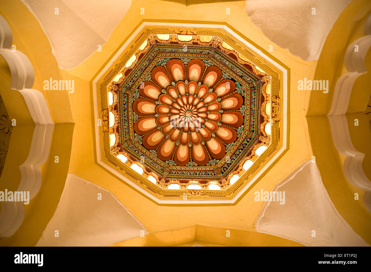 Riccamente dipinto sul soffitto del thirumalai nayak palace ; Madurai ; Tamil Nadu ; India Foto Stock