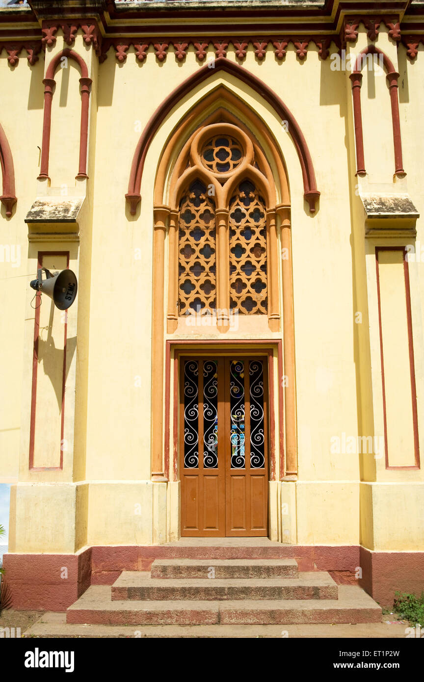 Decorazioni in legno porta della chiesa di Santa Maria ; Madurai ; Tamil Nadu ; India Foto Stock