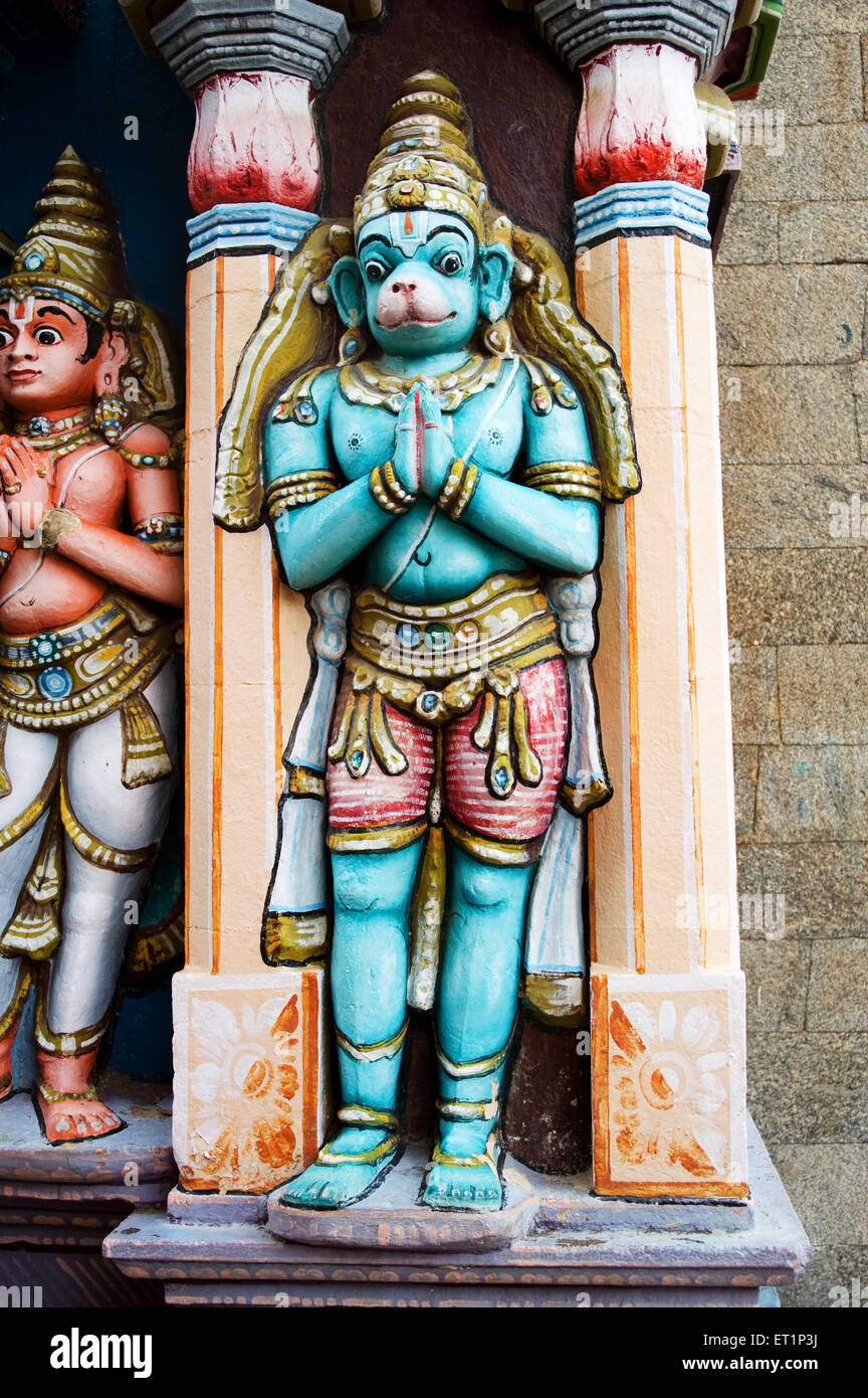 Riccamente decorato e dipinto figure in stucco sulla parete del tempio ranganathaswamy in srirangam vicino Foto Stock