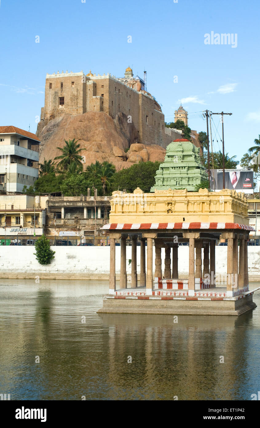 Rock forte e vinayaka tempio e teppakulam con serbatoio di santo a Tiruchirappalli ; Tamil Nadu ; India Foto Stock