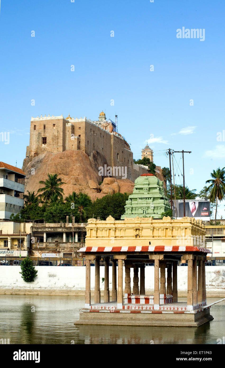 Rock forte e vinayaka tempio e teppakulam con serbatoio di santo a Tiruchirappalli ; Tamil Nadu ; India Foto Stock