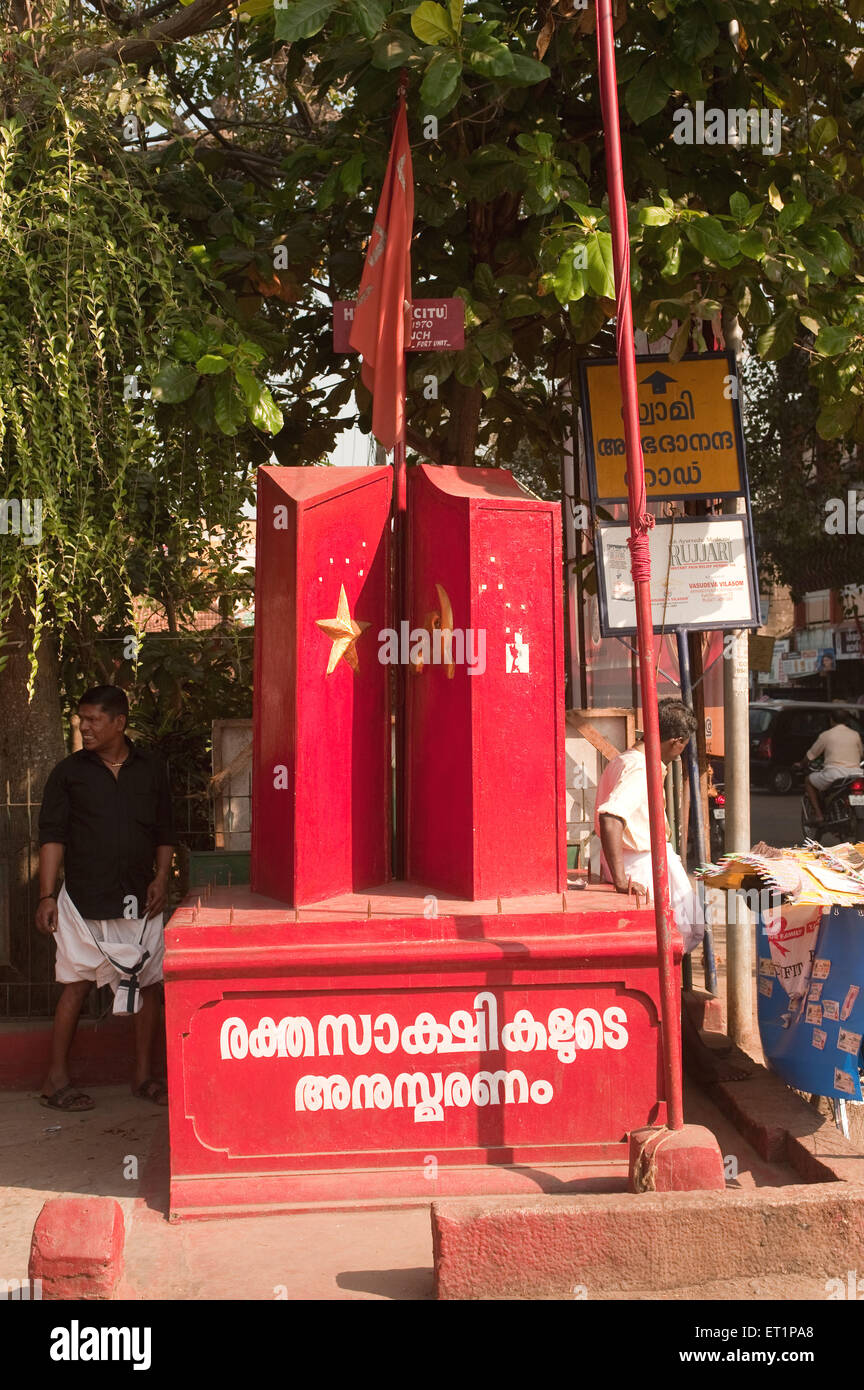 Bandiera del monumento del partito comunista, Trivandrum, Thiruvananthapuram, Kerala, India, Asia Foto Stock