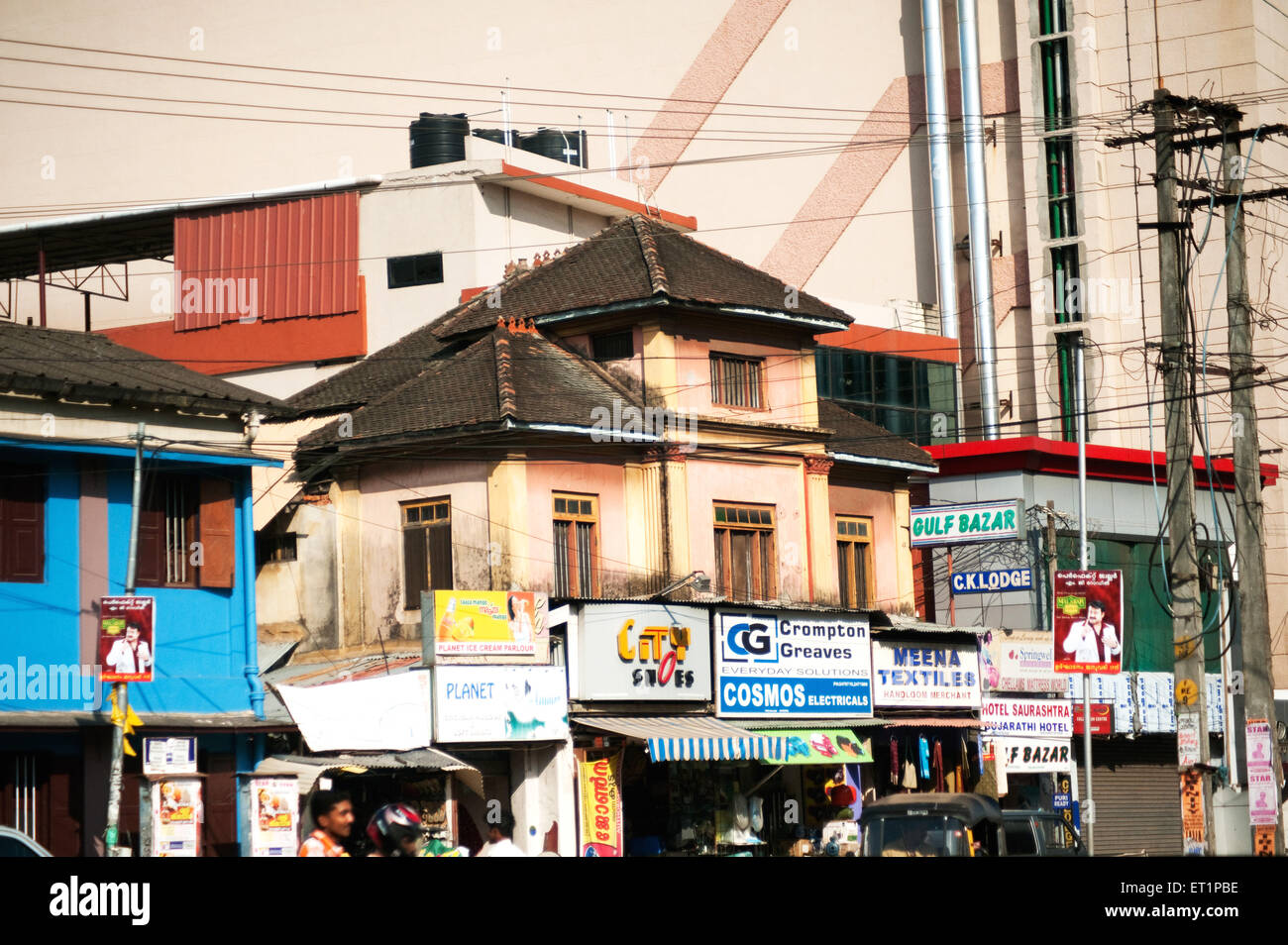 Case nuove e antiche ; M G Road ; Trivandrum ; Thiruvananthapuram ; Kerala ; India ; Asia Foto Stock