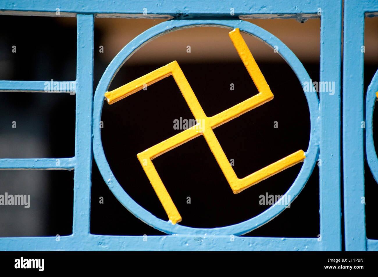 Metallo simbolo di Swastik, simboli religiosi indù di swastika Foto Stock