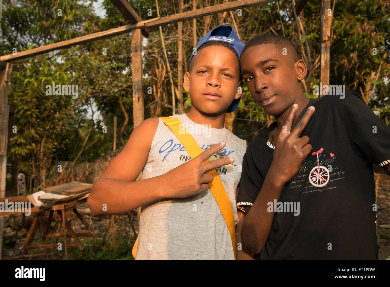 Due ragazzi nel quartiere Foto Stock