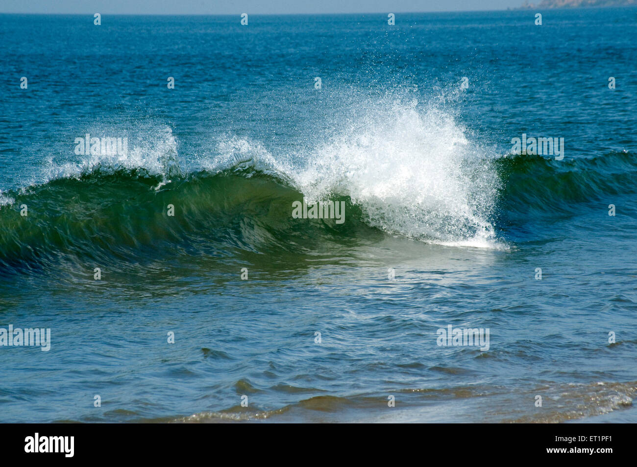 Le onde a khavne spiaggia di Sindhudurg ; Maharashtra ; India Foto Stock