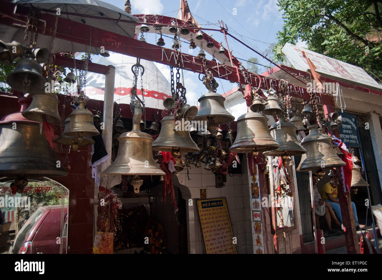 Campane sul gate del lato strada tempio di uttarakhand India Asia Foto Stock