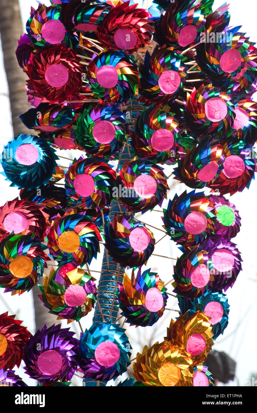 ruota dentata, ruota dentata, ruota dentata, ruota dentata, giocattolo in carta, Giocattoli di carta, ruote di carta, giocattoli di mulino a vento ; Kerala ; India ; Asia Foto Stock