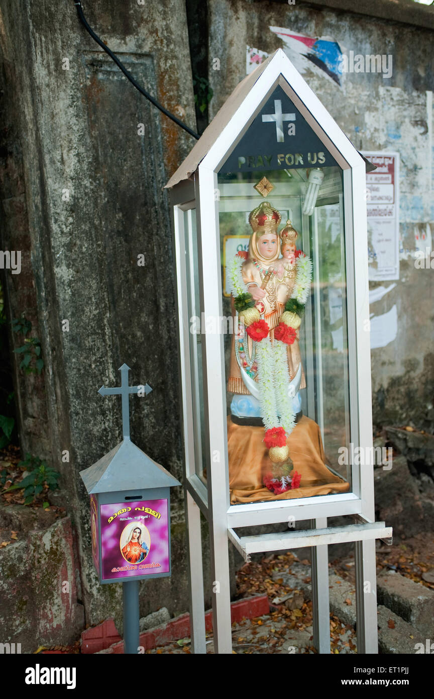 Statua di madre Maria e Gesù in scatola di vetro ; Alleppey ; Alappuzha ; Kerala ; India Foto Stock
