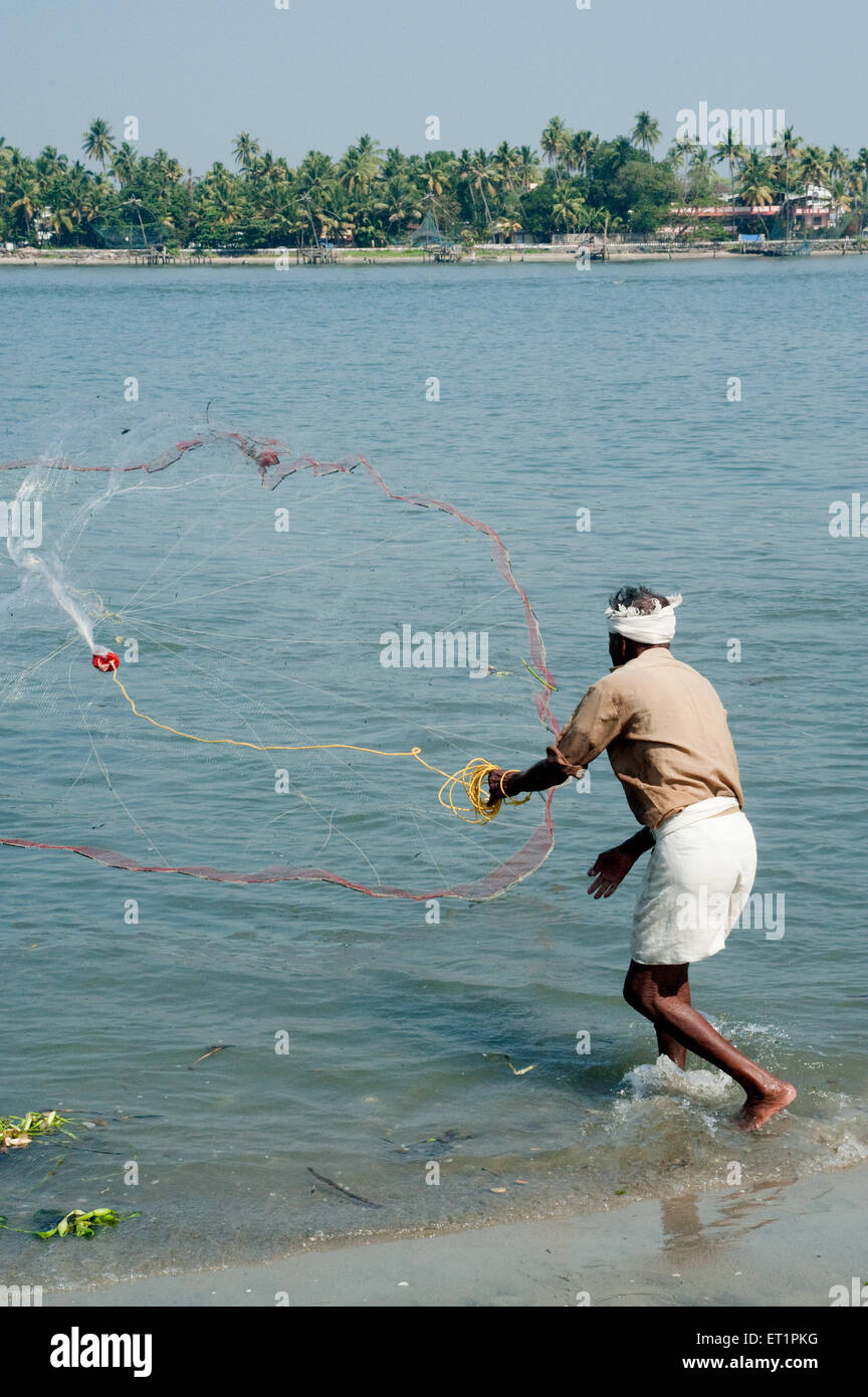 Rete da pesca per la fusione dei pescatori ; Cochin ; Kochi ; Kerala ; India ; Asia Foto Stock