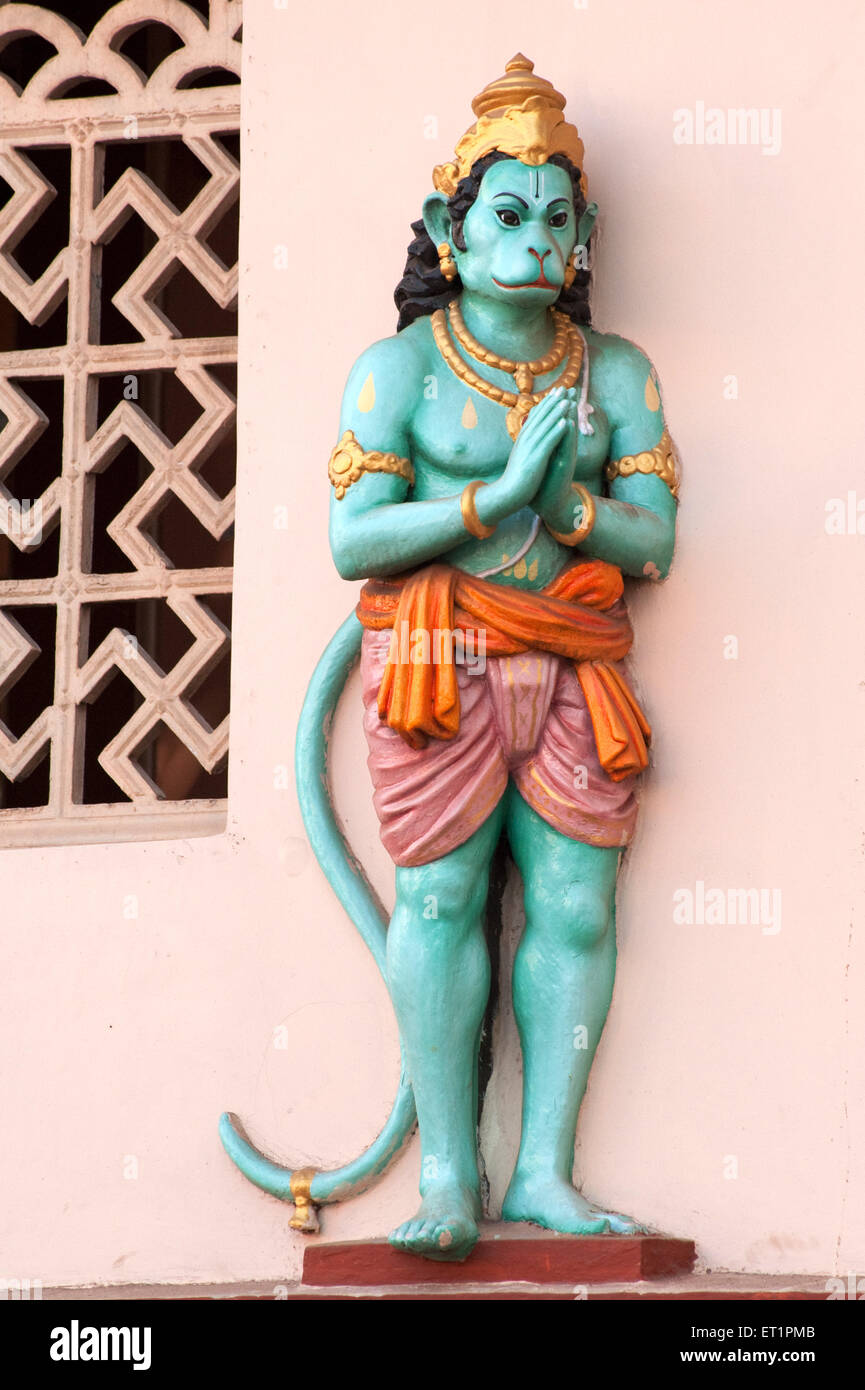 Statua di Lord Hanuman namaste sulla parete del tempio ; Mangalore ; Karnataka ; India ; Asia Foto Stock