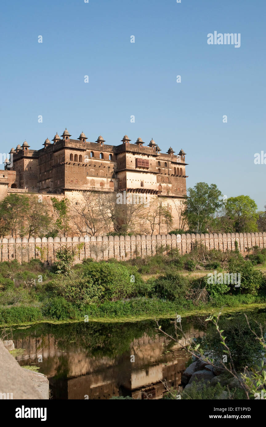 Raj Mahal Palace sulla banca del fiume di betwa in Orchha ; Tikamgarh ; Madhya Pradesh ; India Foto Stock