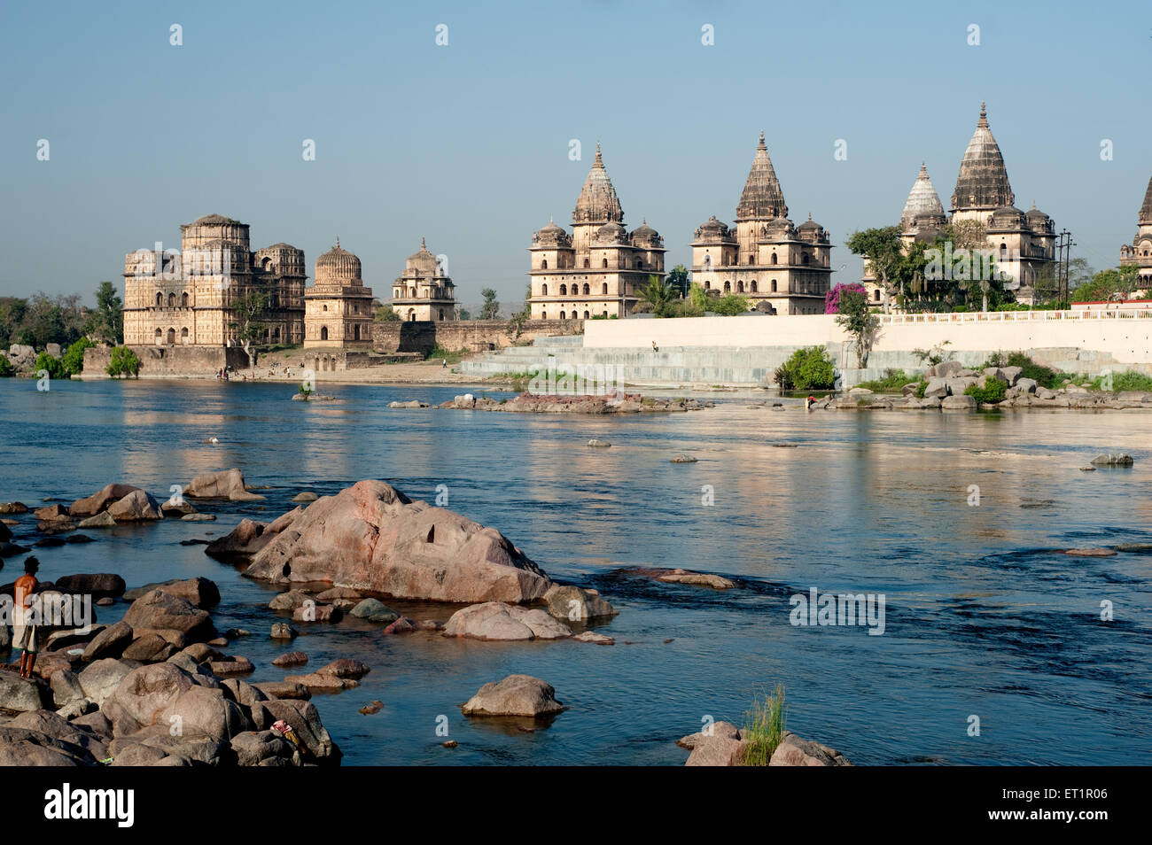 Cenotaphs sulla banca del fiume di betwa ; Orchha ; Tikamgarh ; Madhya Pradesh ; India Foto Stock
