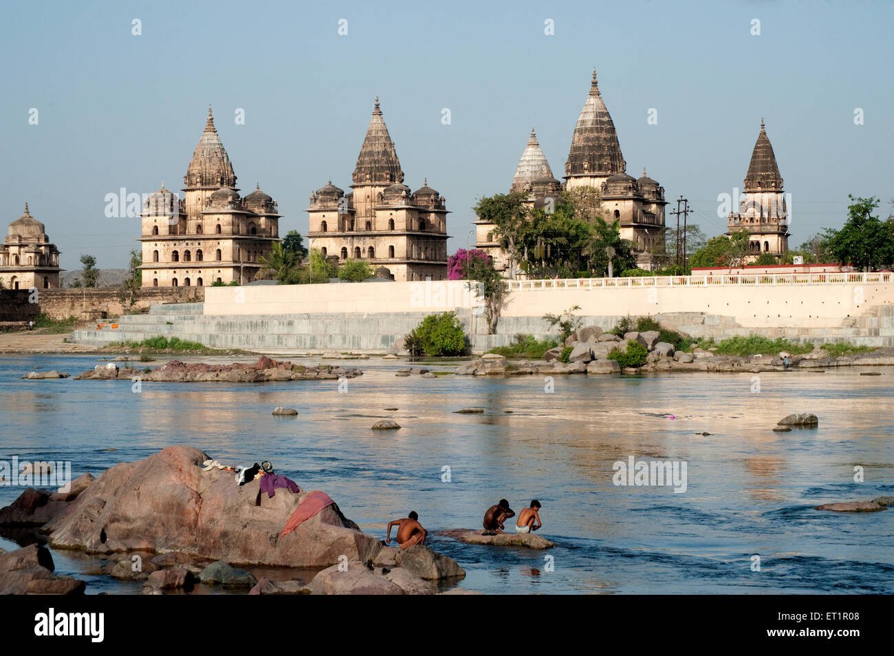 Cenotaphs sulla banca del fiume di betwa ; Orchha ; Tikamgarh ; Madhya Pradesh ; India Foto Stock