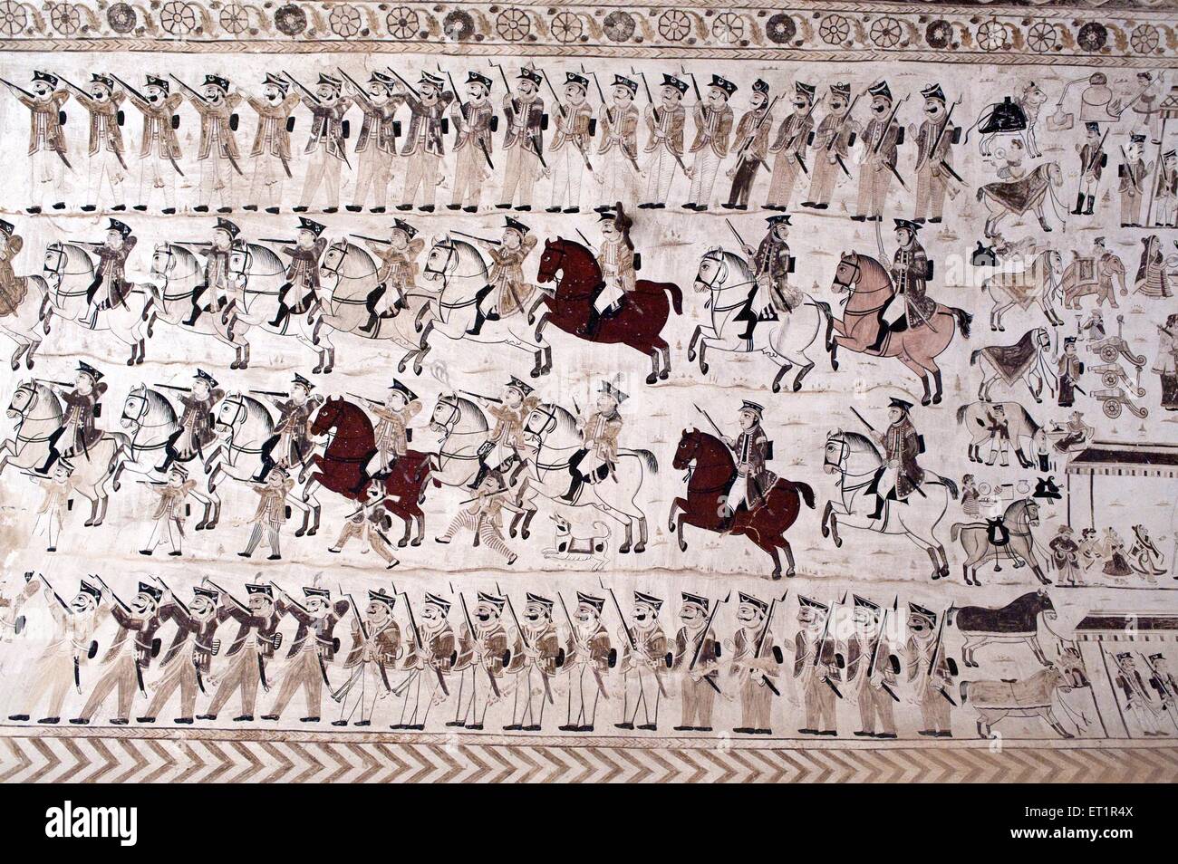 Dipinti murali british murale di soldati che marciano al tempio Lakshminarayan ; Orchha ; Tikamgarh ; Madhya Pradesh ; India Foto Stock