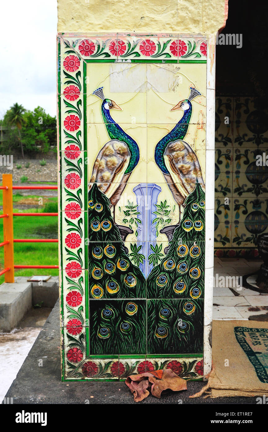 Piastrelle dipinte con due uccelli di pavone e bordo di fiori ; Tempio di Siddheshwar ; Solapur ; Maharashtra ; India ; Asia Foto Stock
