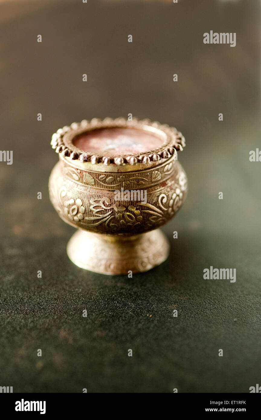 intagliato argento antico vintage classico contenitore vaso Foto Stock