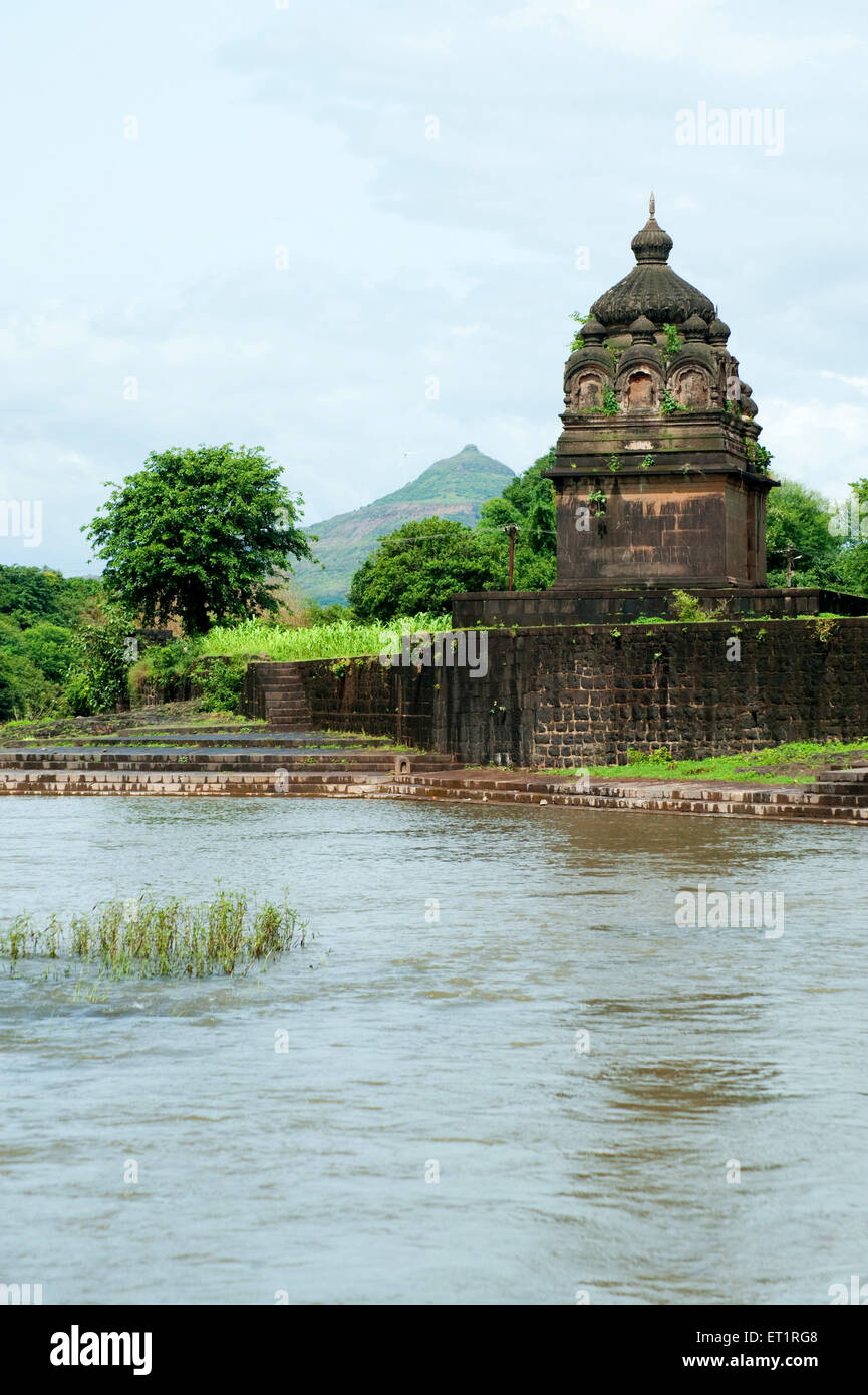 Tempio indù ; fiume Krishna ; arto ; Satara ; Maharashtra ; India Foto Stock