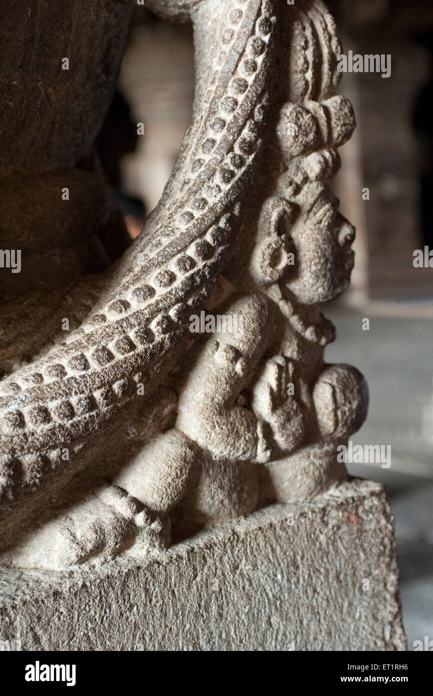 Figura scolpita in ellora grotta jain a indra sabha ; Aurangabad ; Maharashtra ; India Foto Stock