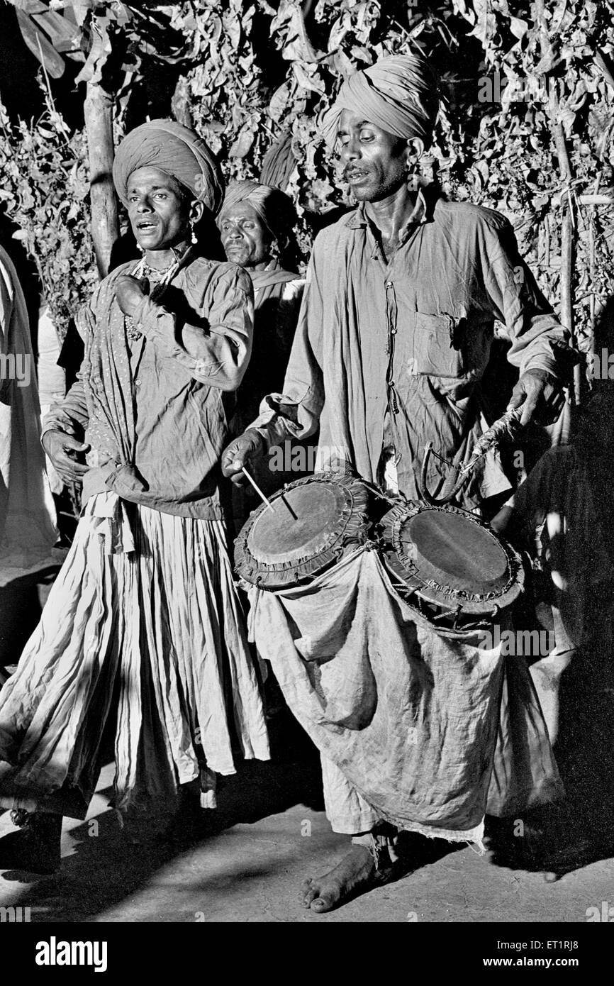 Locale Gondhali folk dance di konkan ; Maharashtra ; India Foto Stock