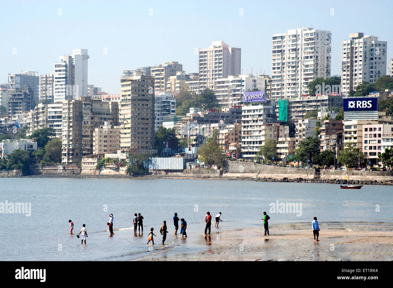 Tourist godendo di acqua di mare a walkeshwar ; Bombay ; Mumbai ; Maharashtra ; India Foto Stock