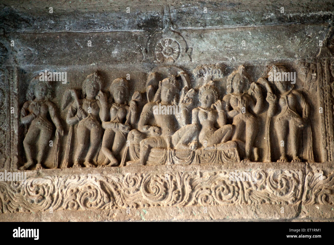 Scolpite figure a rilievo sulle grotte di Ajanta ; Aurangabad ; Maharashtra ; India Foto Stock