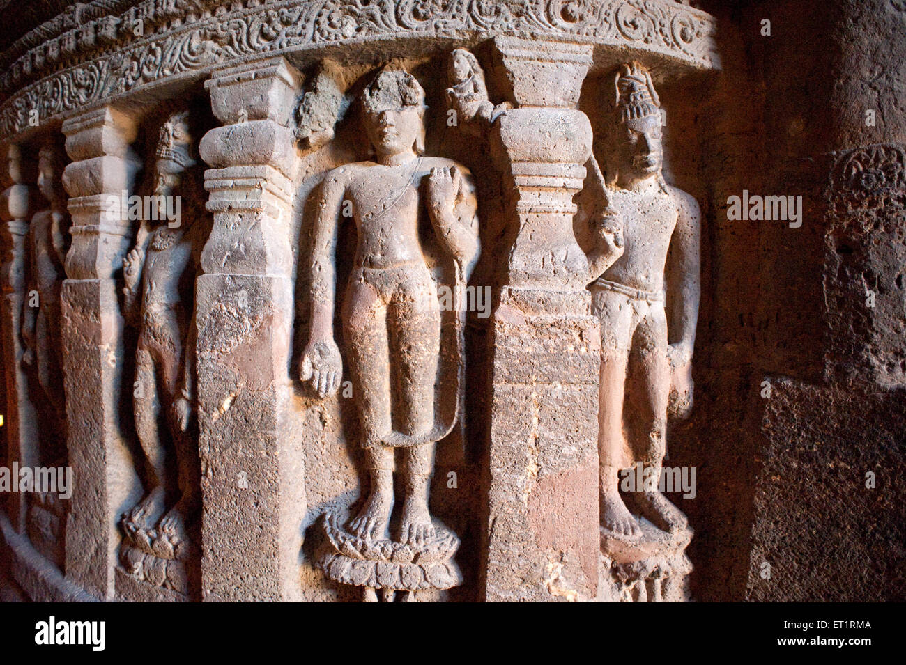 Alcuni scolpita in rilievo le grotte di Ajanta ; Aurangabad ; Maharashtra ; India Foto Stock