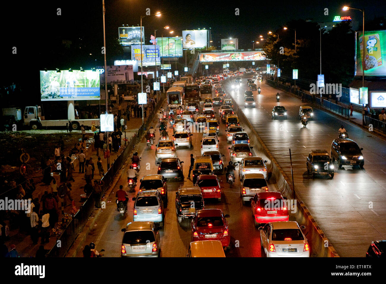 Il traffico di notte su mahim causeway ; Bombay ; Mumbai ; Maharashtra ; India - stp 177415 Foto Stock