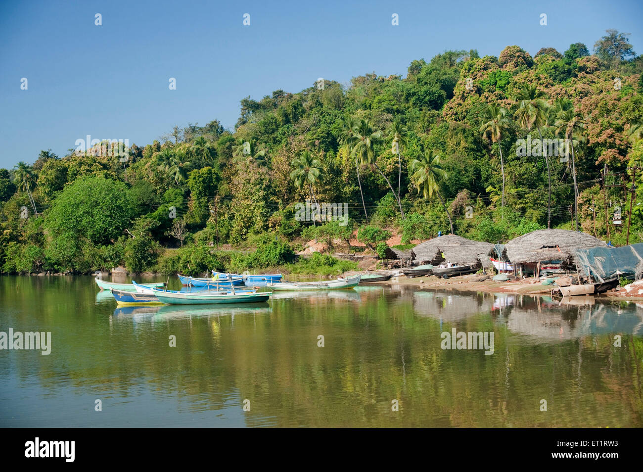 Barche sulla spiaggia di vengurla ; Sindhudurga ; Maharashtra ; India Foto Stock