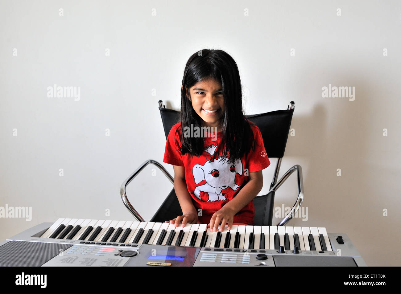 Ragazza bambino che suona il sintetizzatore di strumenti musicali elettronici MR#556 Foto Stock